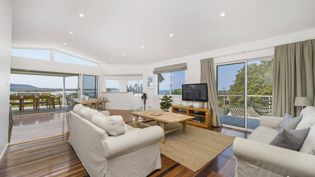 Crescent Head House | LARGE MODERN HOME, WATER VIEWS & CENTRAL LOCATION