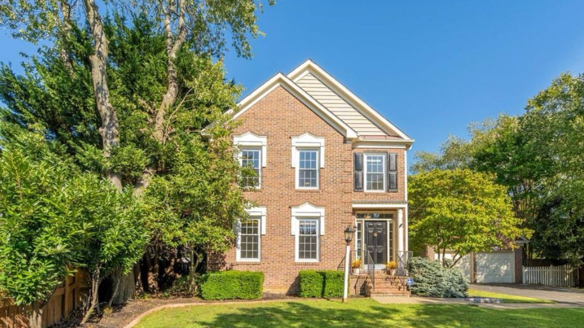 Springfield House | Large Modern Home w/2 Car Garage & Fenced Yard. Pet Friendly. 20 min to DC.