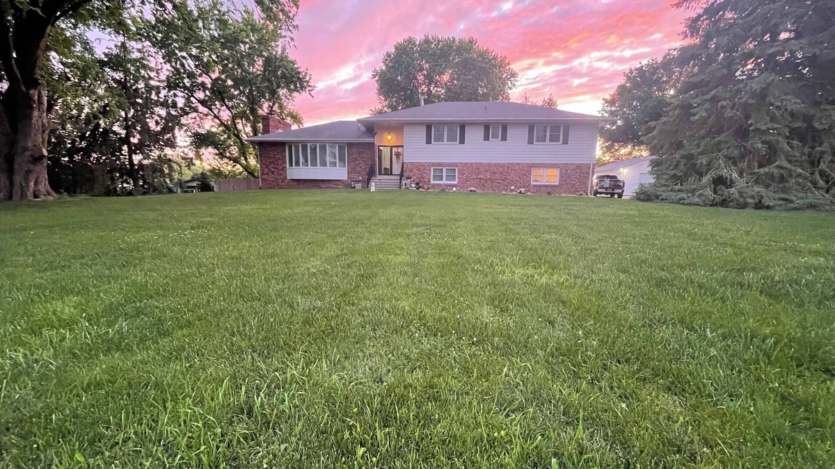 West Omaha House | Large, modern, spacious and clean 6-bedroom house in desirable West Omaha.