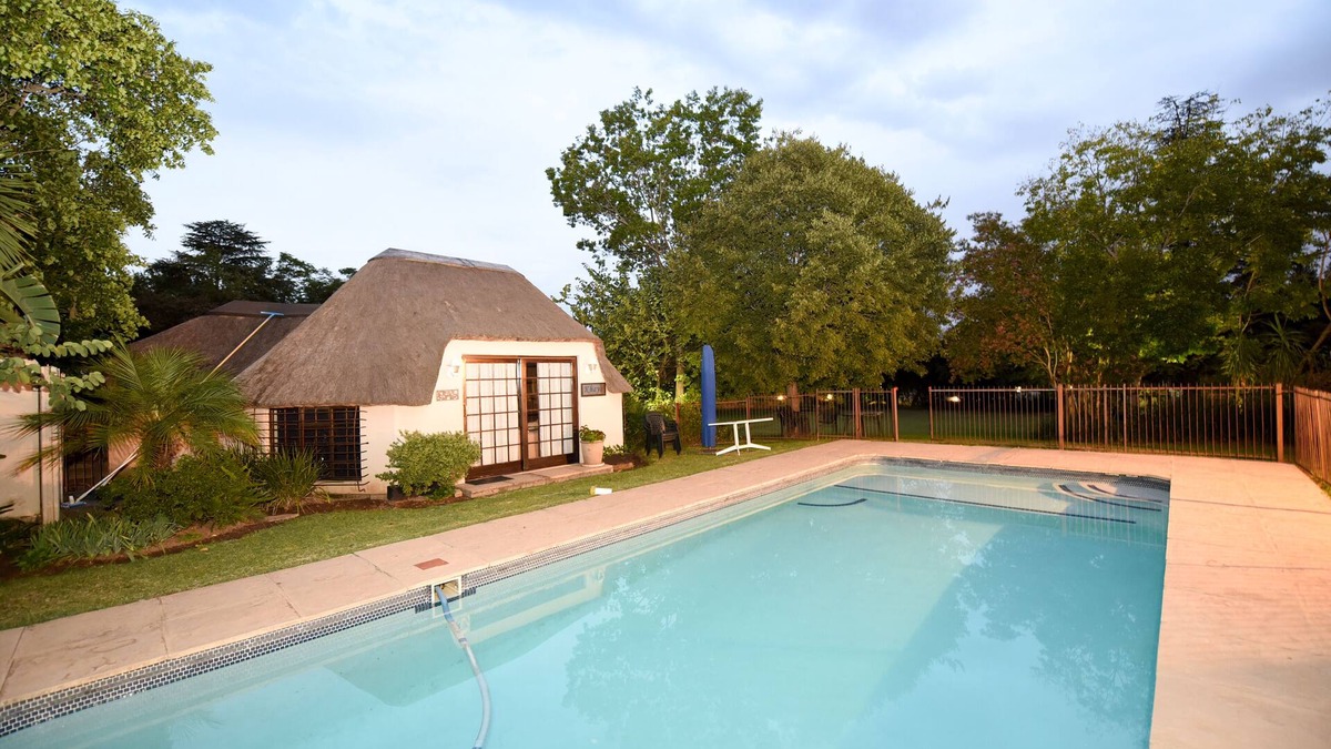 Greater Johannesburg Metropolitan Area Cottage | Large, modern studio unit with private garden in Bryanston