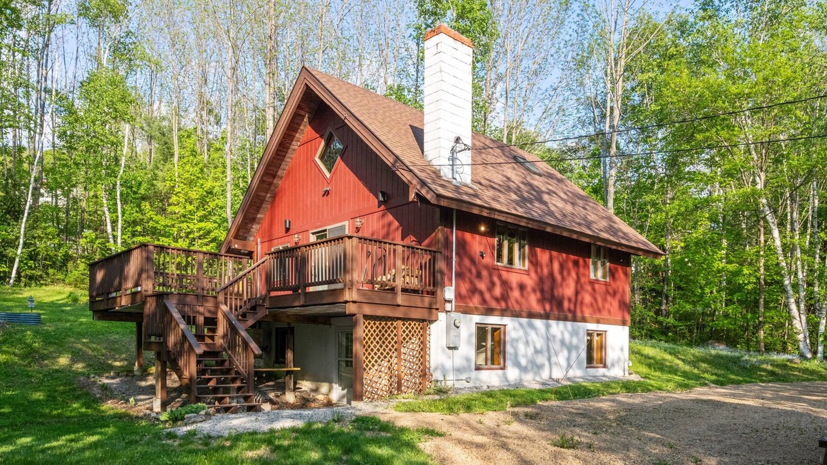 Jackson Cabin | Large mountain cabin getaway with high speed WiFi and hot tub in Jackson, NH