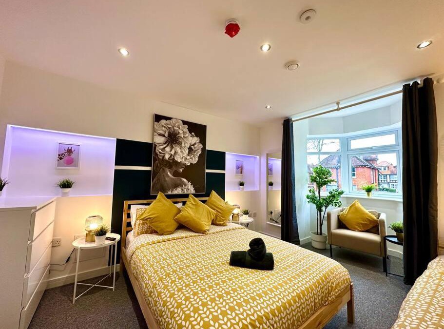 Winton House | Large New 4 bedroom House Sleeps up to 12 - Accepts Groups - Great Location - FREE Parking - Fast WiFi - Smart TVs - sleeps up to 12 people - Close to Bournemouth & Poole Town Centre & Sandbanks