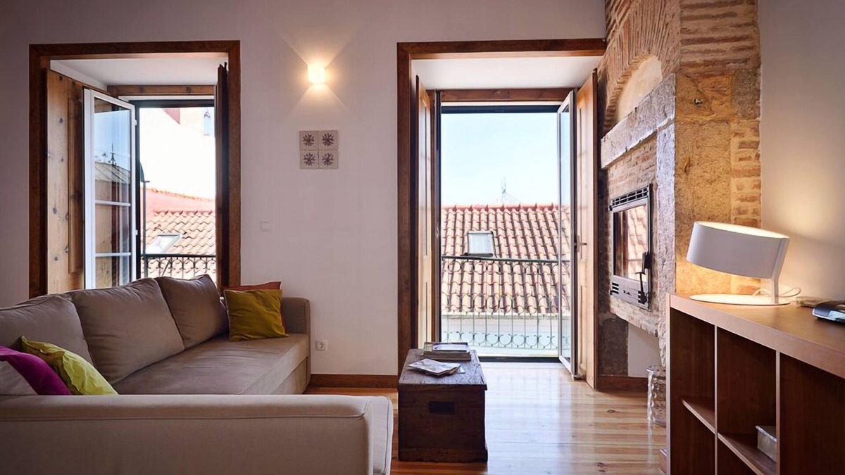 Santo Estevao Apartment | Large, old personality with functionality