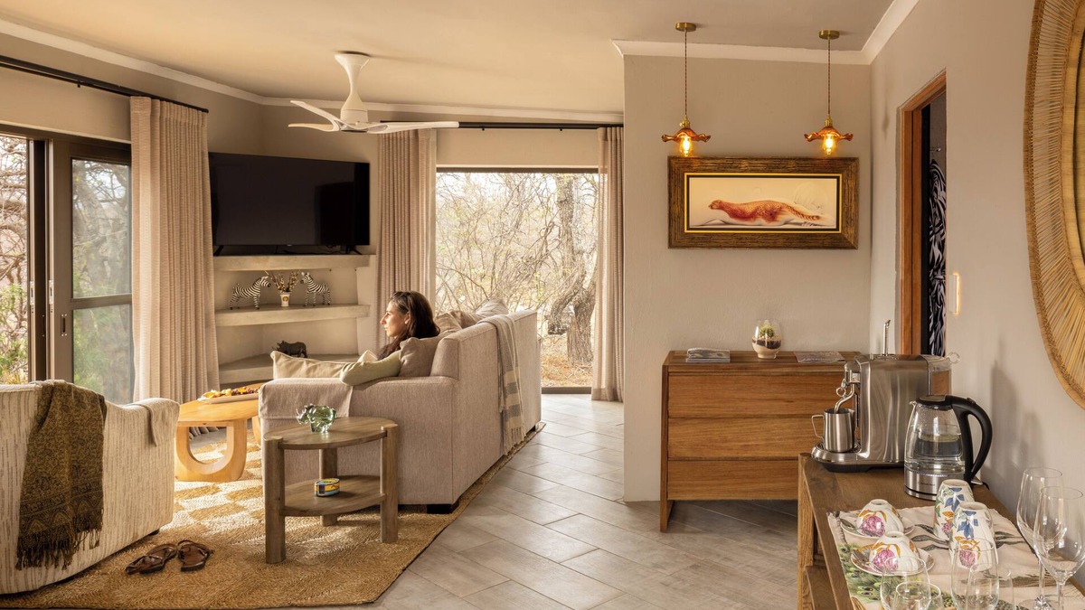 Hoedspruit Villa | Large open plan suite with private pool
