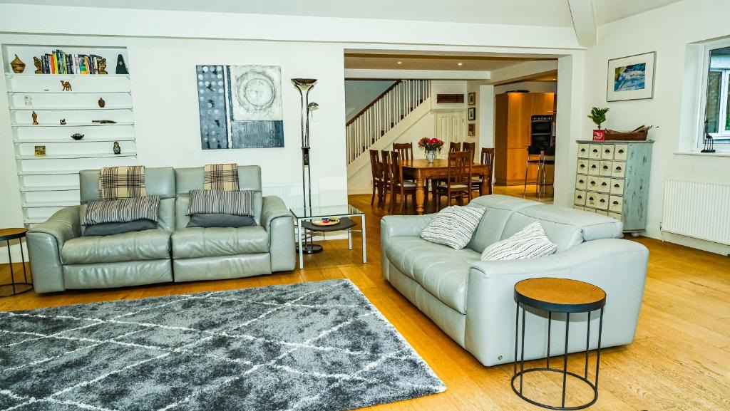 Charvil Villa | Large open plan villa with garden near the Thames
