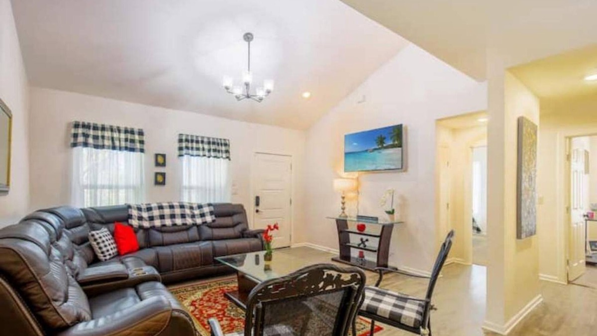 Harlandale House | Large Open Rooms in Spacious 4-BR 3-BA Oasis