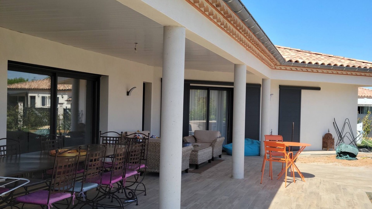 Lunel House | large pool and jacuzzi villa