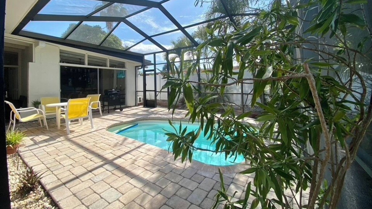 Belle Vista House | Large Pool Home 15 min Walk to the Beach, Close to Everything