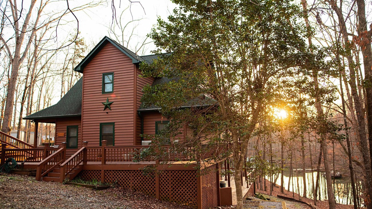 Reed Creek House | Large Private Lake Front home on level lot, kayaks, fire pit FREE firewood!