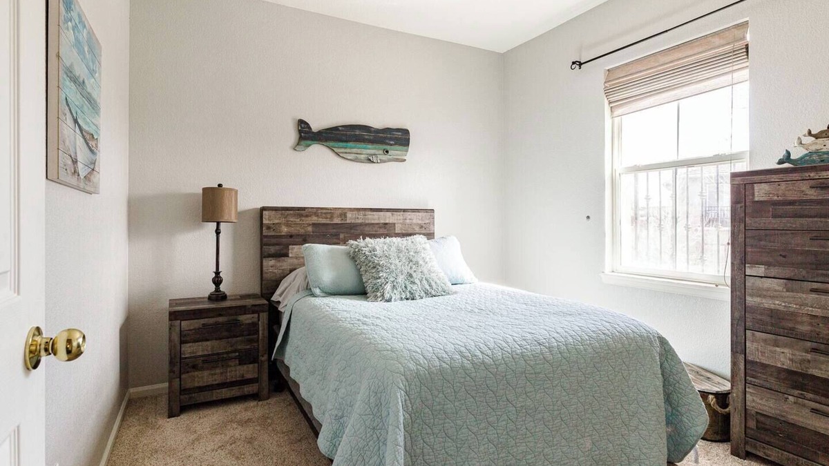 Aurora Condo | Large Private Saddle Rock Condo with a 2 car Tandem Garage