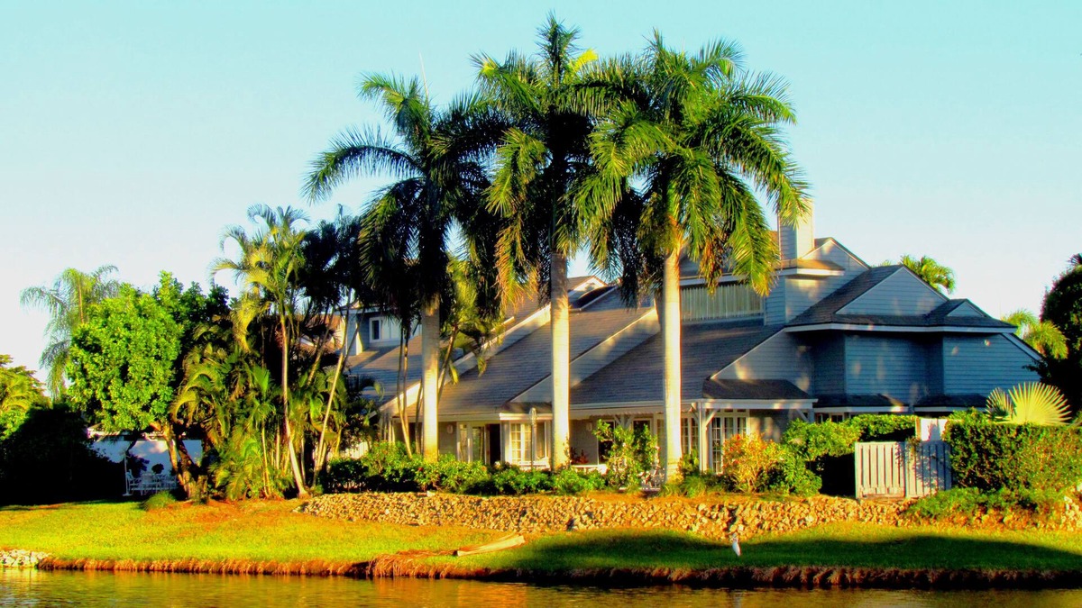 Pelican Bay Villa | Large Private Villa & Pool in Pelican Bay on Lake
