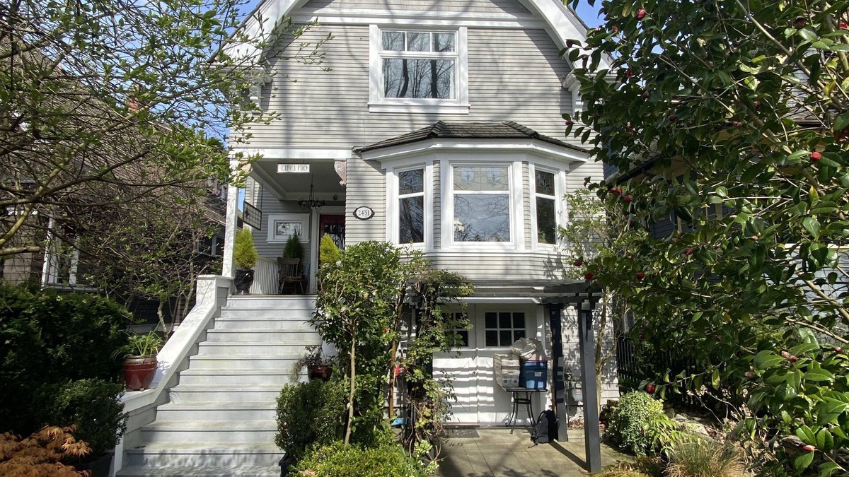 Hastings House | Large Renovated Character Home with 3 beds/2 baths