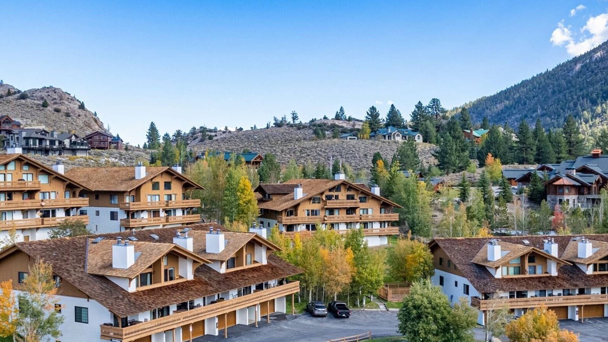 June Lake Condo | Large, renovated Interlaken condo that accommodates 10!