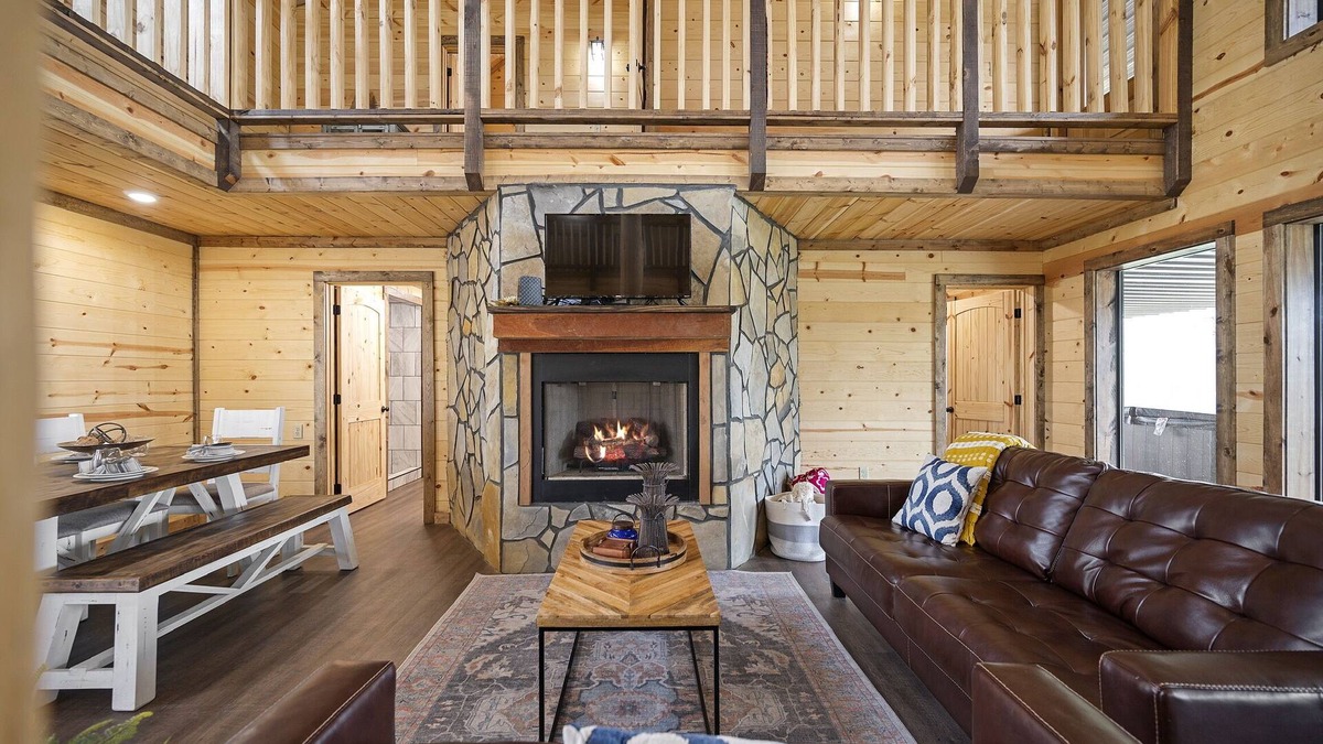 Golden Cabin | Large River front cabin overlooking Glover River