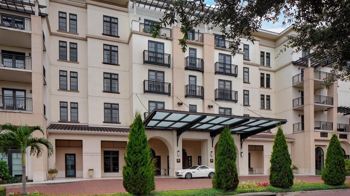 Winter Park Hotel | Large Room Award Winning Hotel w/Rooftop Pool - Close to Parks & Rollins College