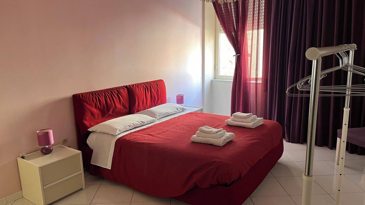 Rione Sanita House | Large room with private bathroom in apartment shared with host