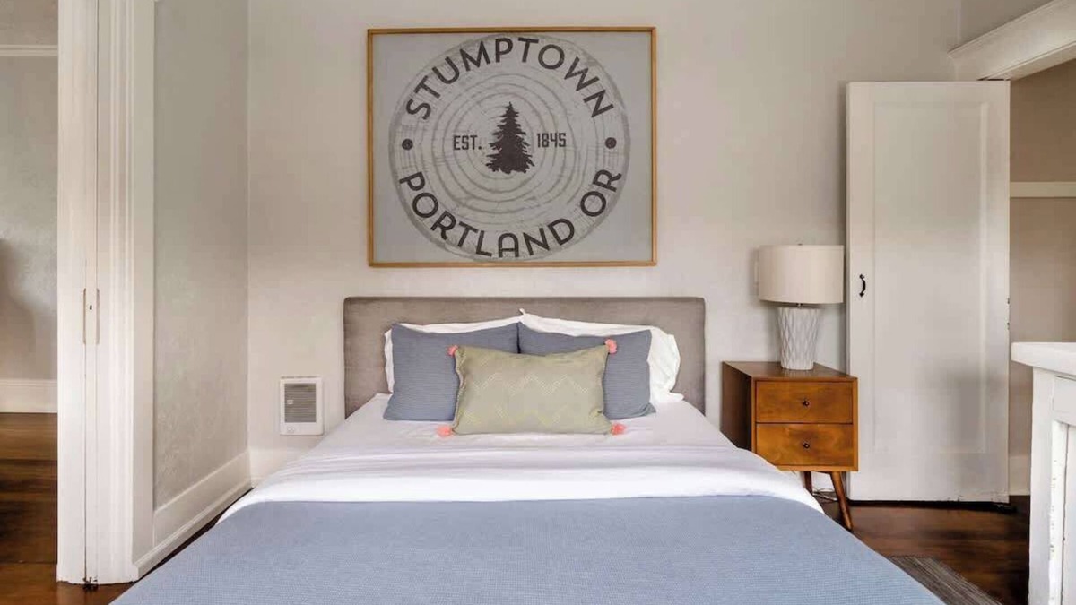 Belmont Apartment | Large SE Apartment Walk to Eats 1BR Sleeps 4