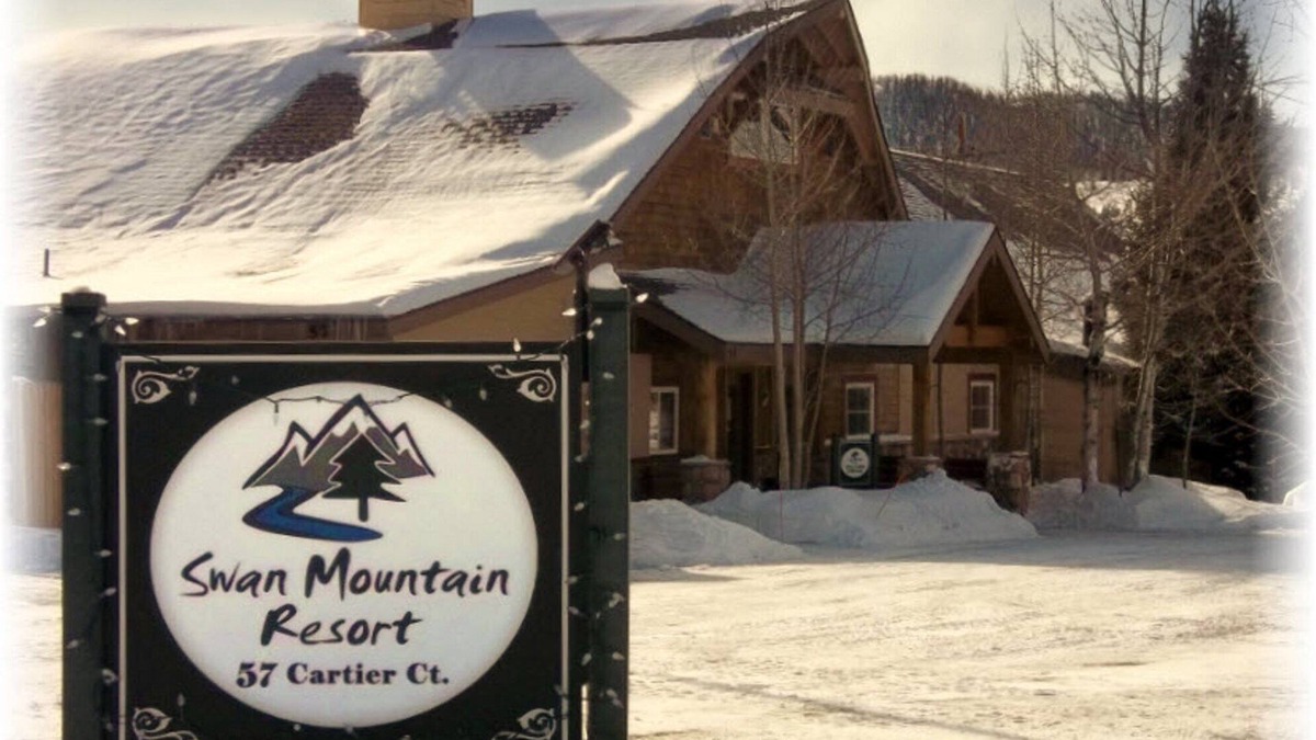 Summit Cove Condo | Large Ski Condo Sleeps 8. Free WiFi. Fireplace. Hot Tub. Pool. Minutes to Slopes