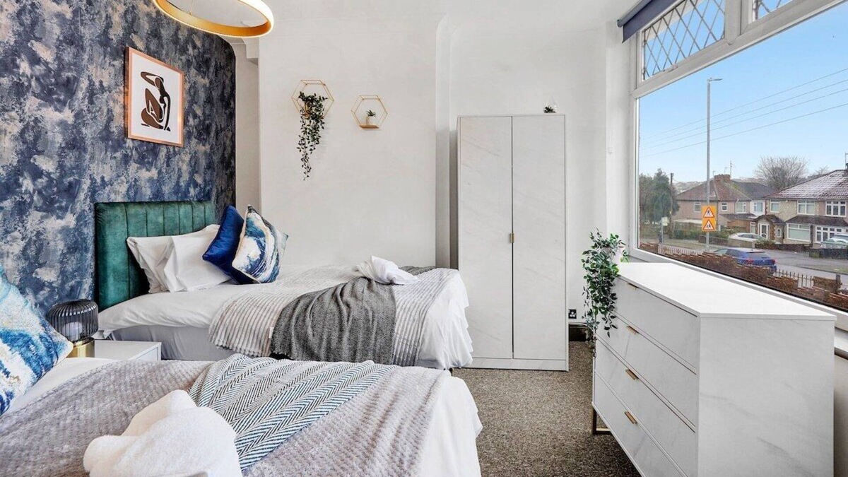 Staple Hill Apartment | Large Spacious 5 Bedroom House in Bristol