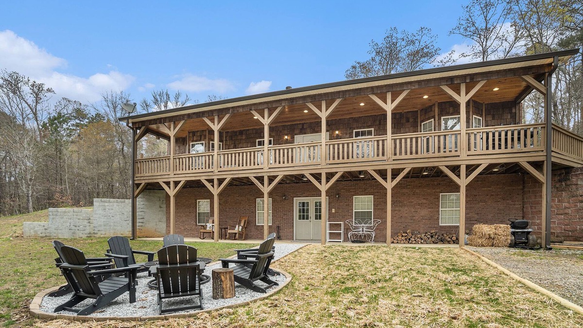 Emerson House | Large, Spacious Home with Rustic Style. 3/4 mile from LakePoint Sports Complex