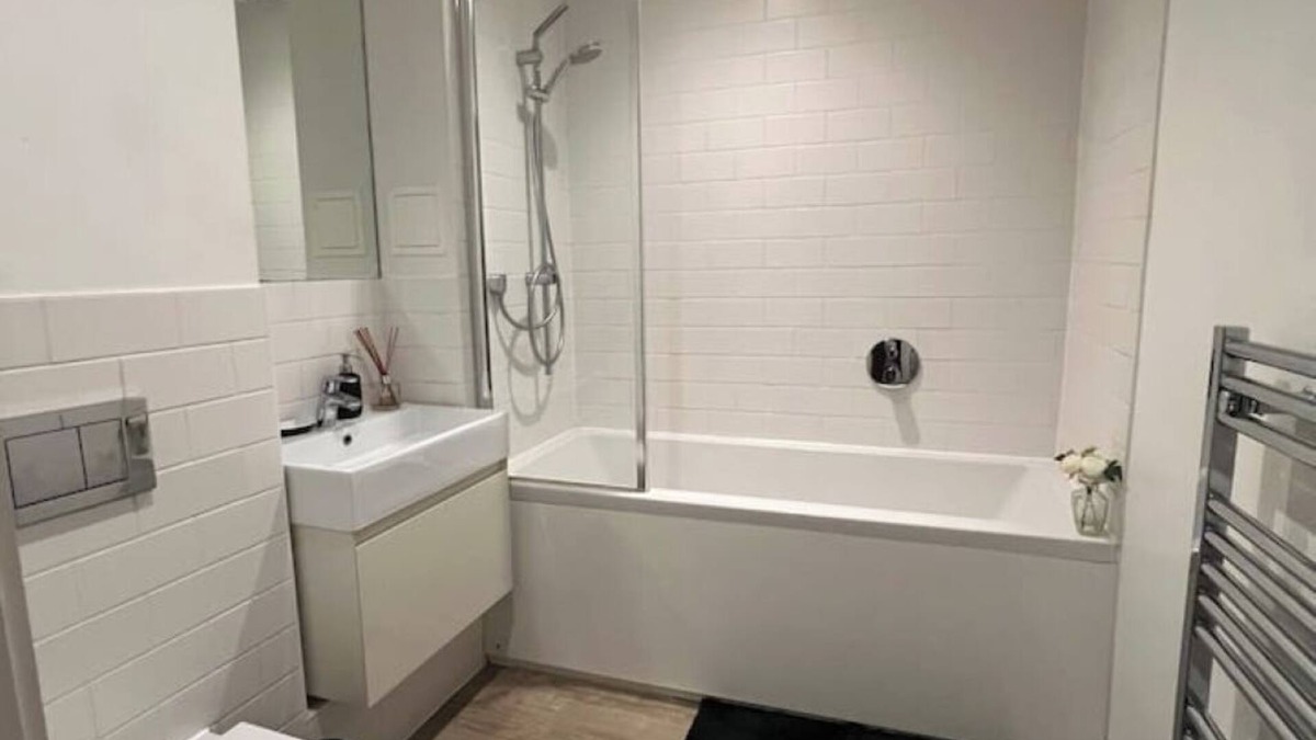 Vassall Apartment | Large Spacious Modern Flat 1 Minute from station