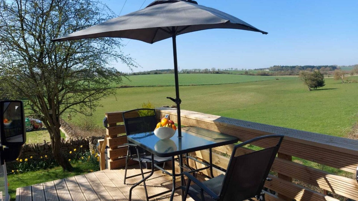 Cirencester Ski Chalet | Large Static Motorhome-Stunning Countryside Views