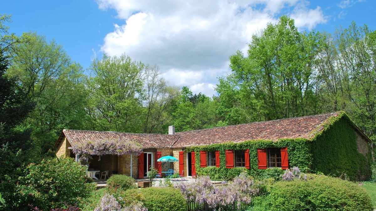 Badefols-sur-Dordogne House | Large stone house between forest and fields with swimming pool