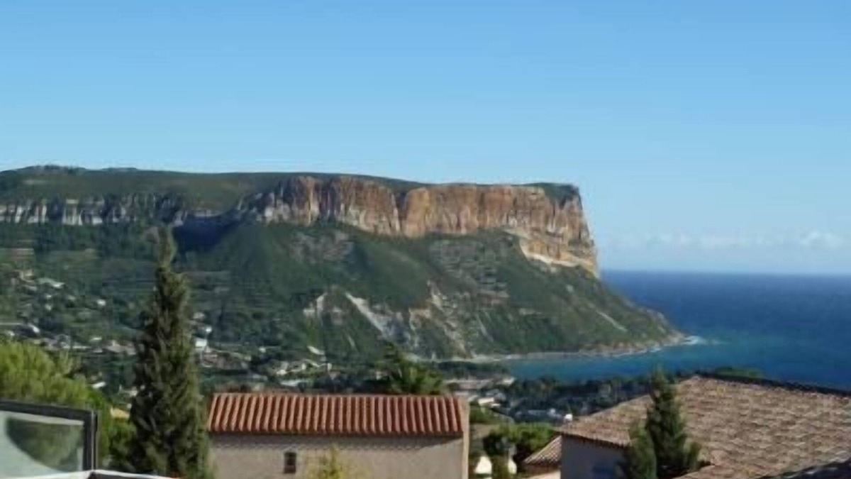 Cassis Apartment | Large Studio 38 m2, sea view, pool, private garage
