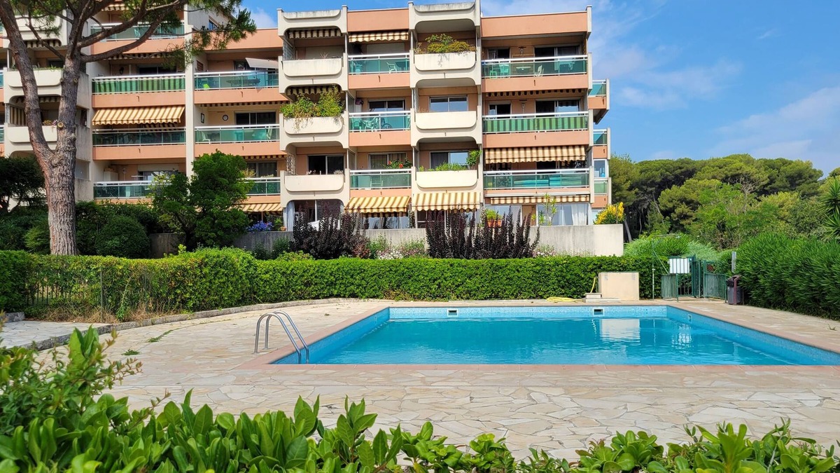 Antibes Apartment | Large studio 4 people quiet residence with swimming pool