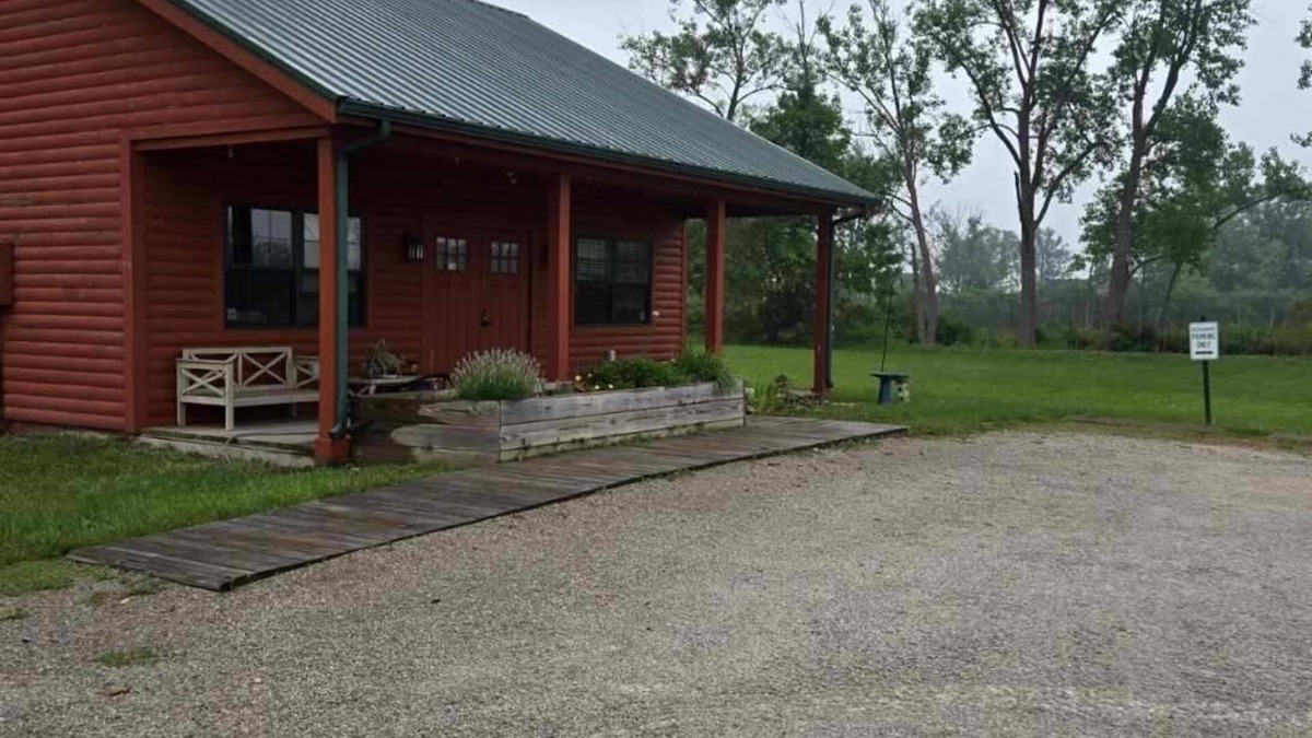 Gypsum Apartment | Large studio cabin in Catawba island area with WiFi, AC, large parking area