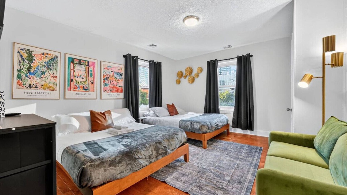 Center City West Apartment | Large Studio | Center City | Sleeps 4 | Fast Wifi