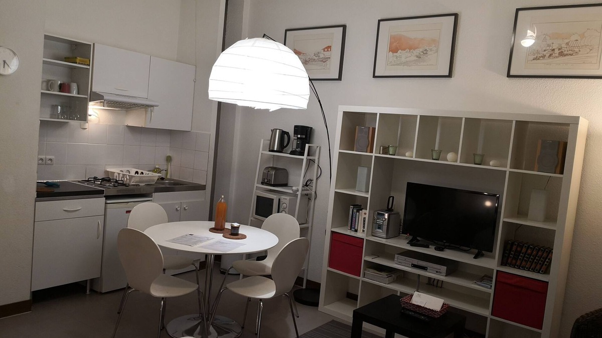 Secteur 2 Apartment | Large studio in historic district 3 TVA
