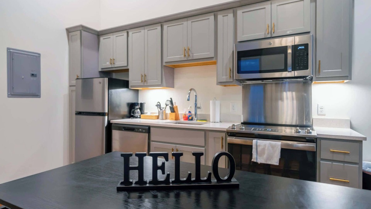 Downtown Louisville Apartment | Large Studio w/Free Parking |Near Norton Hospital