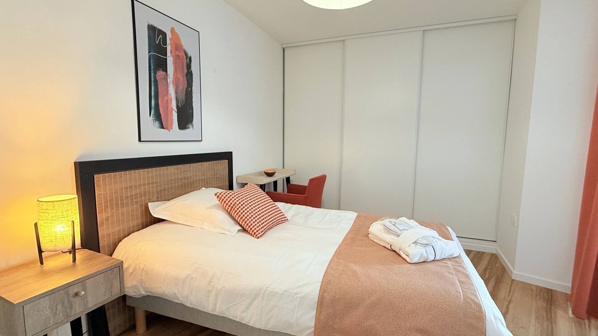 Carcassonne Apartment | Large studio with bathroom and balcony