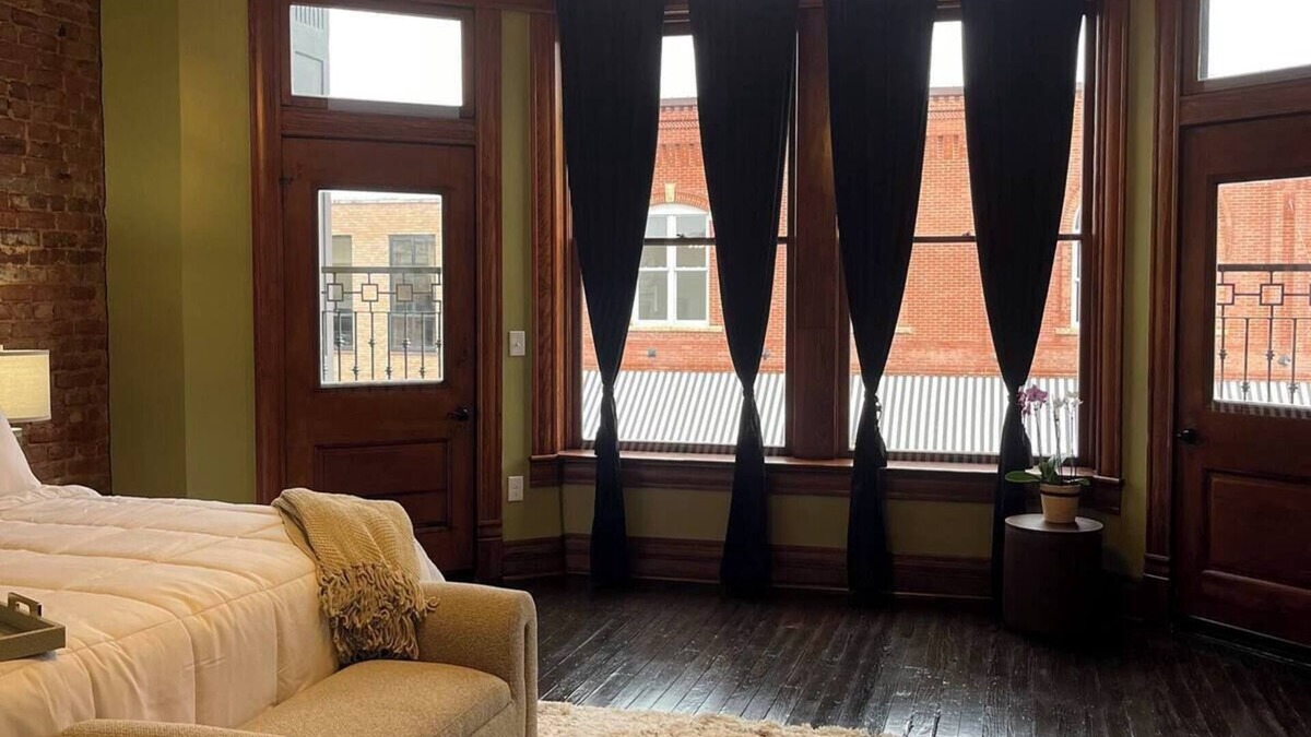 Marshall Apartment | Large suite with AC and WiFi in charming in historical downtown Marshall, TX