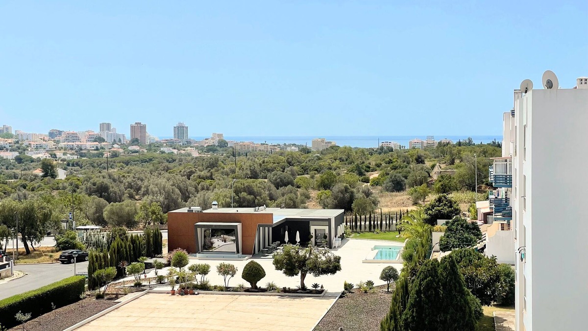 Montes de Alvor Apartment | Large sunny apartment with sea view and 2 spacious bedrooms