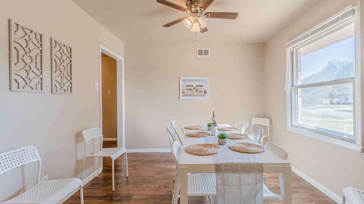 Dallas House | Large, Sunny Yard! Games, Ping Pong, Free Coffee!