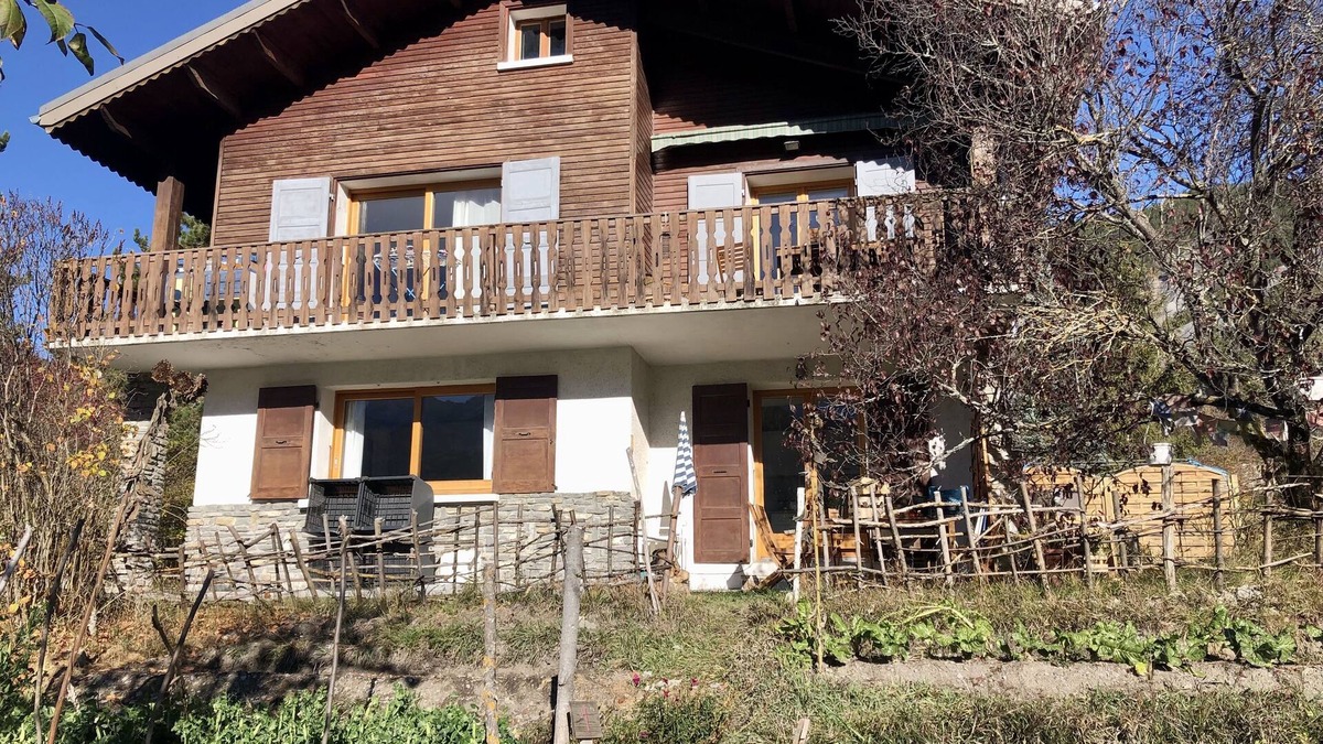 Barcelonnette Ski Chalet | Large T2 on the garden level of CHALET in BARCELONNETTE (04400)