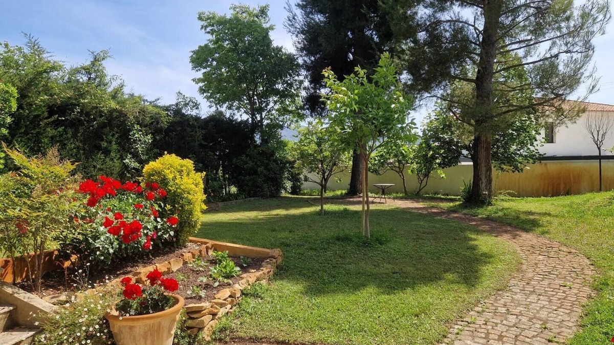 Gemenos House | Large T2 with secure parking and wooded garden