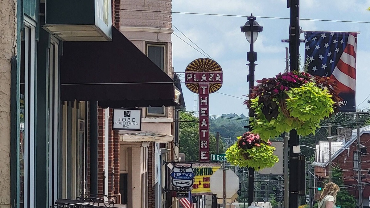 Glasgow Apartment | Large two floor 4-bedroom 2.5 bath apartment w AC, WiFi in downtown Glasgow KY