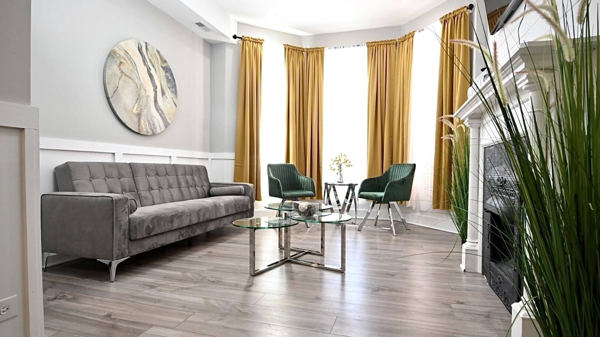 Woodlawn Apartment | Large ultra modern 3BR/1BA near Univ of Chicago