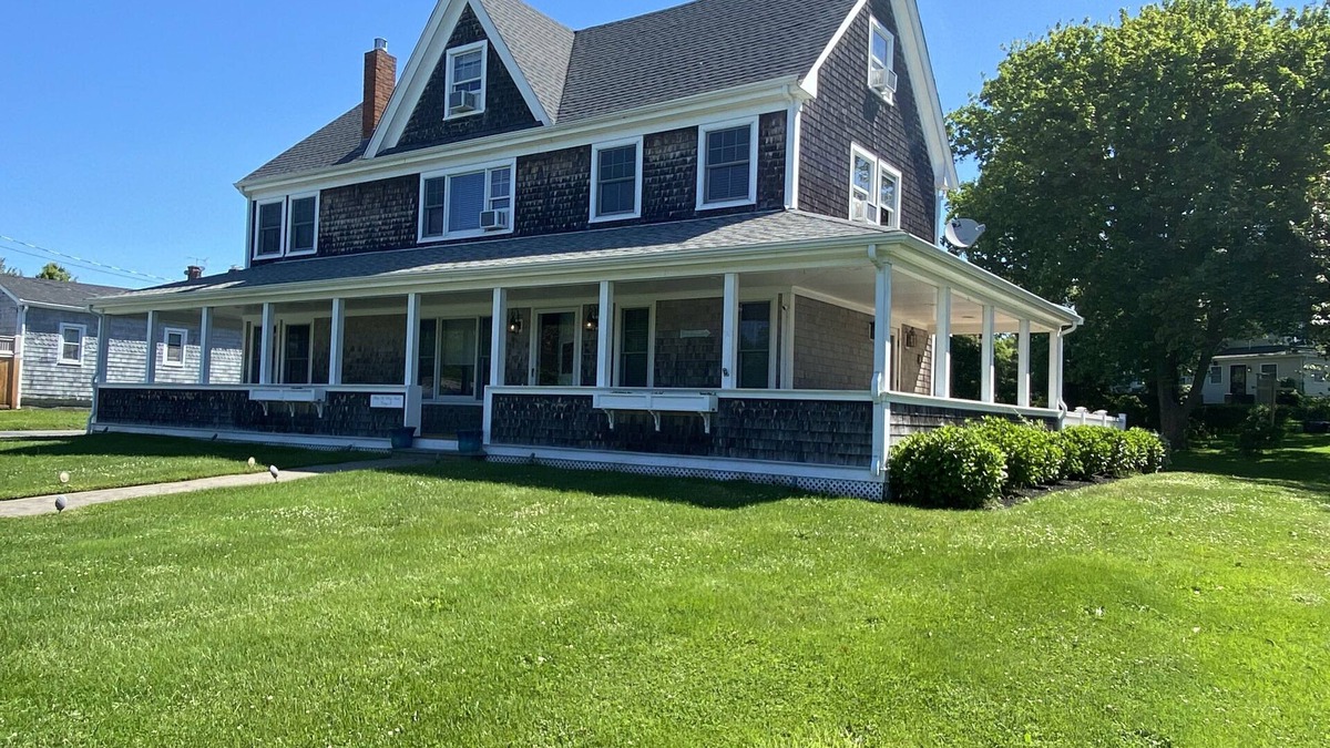 Newport House | Large Updated Home, Walk To Beach, 6BR, 4BA Sleeps 12
