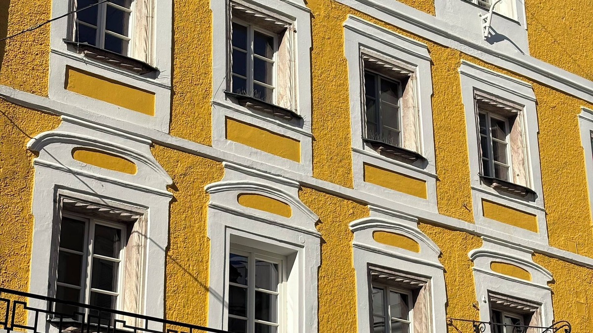 Gmunden Apartment | Large vacation apartment with balcony in the middle of the old town with a view of Lake Traunsee