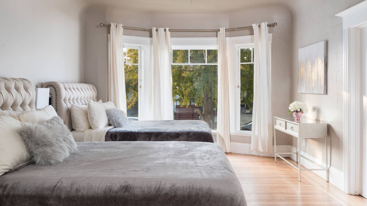 Oak Center House | Large Victorian + Off-street gated parking + Minutes to SF!