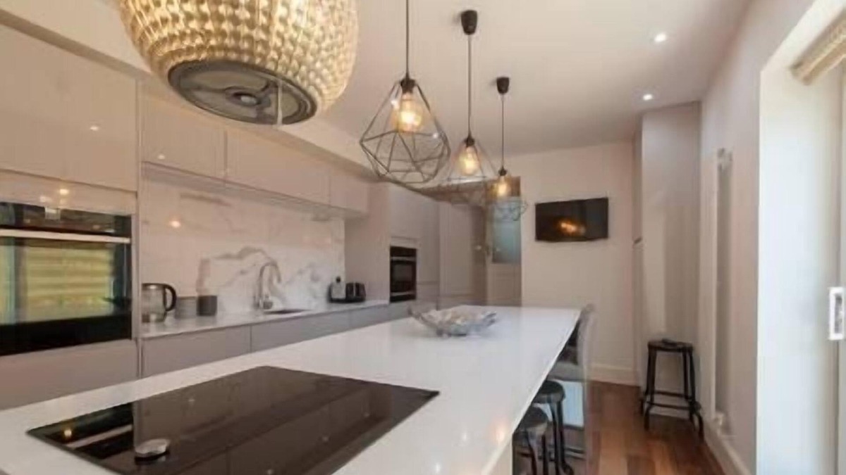 Penarth House | Large Victorian Terraced House, close to shops and restaurants