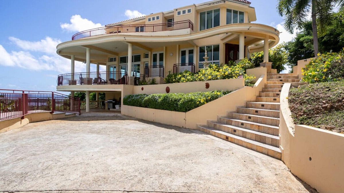 Quebrada Fajardo Apartment | Large Villa Claramar