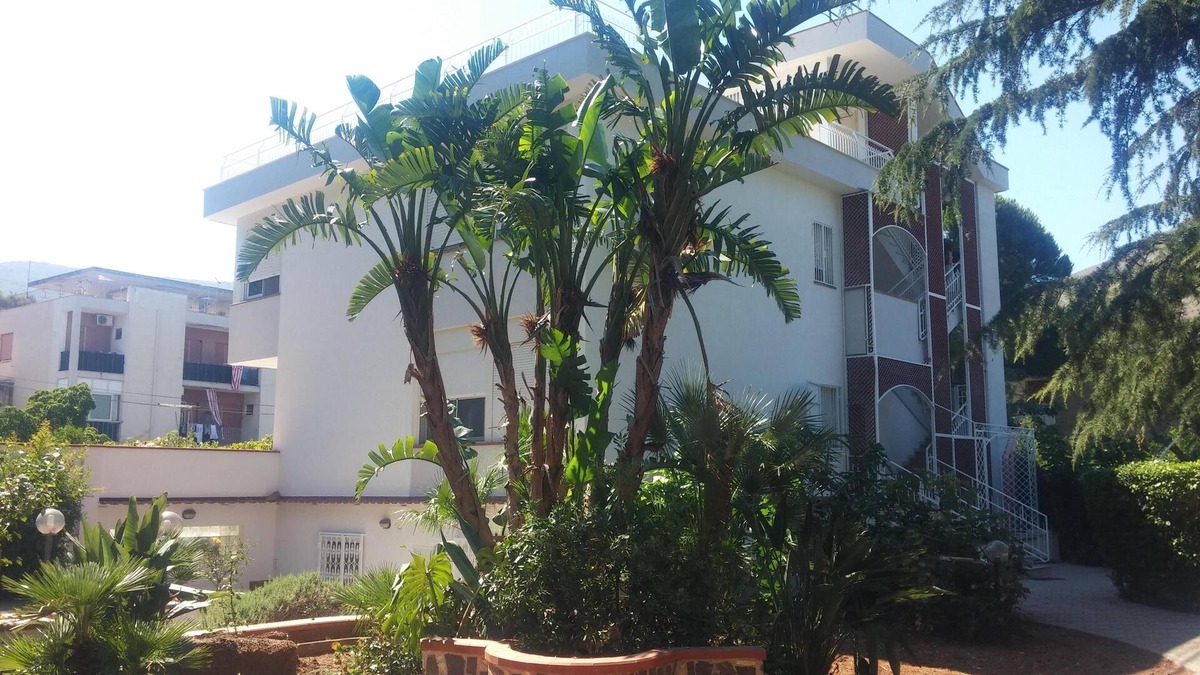 Partanna Villa | Large villa & garden in Mondello