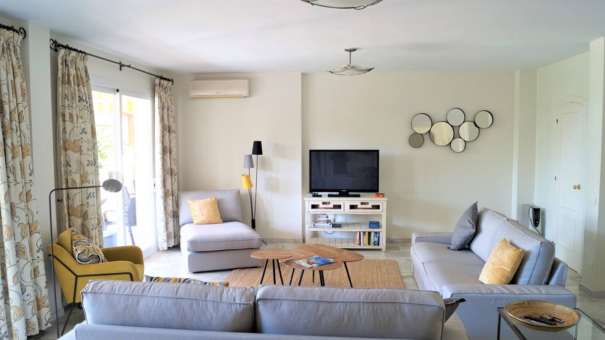 Elviria Villa | Large Villa, garden with swimming pool, jacuzzi, 5 bedrooms, up to 10 people
