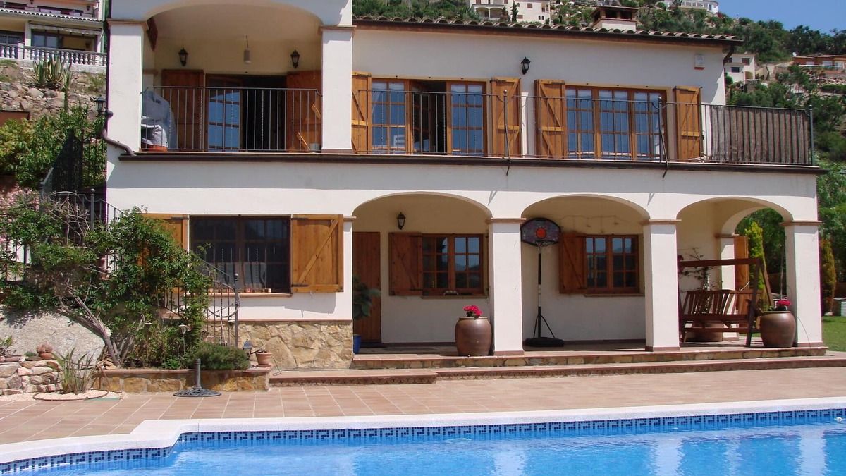 Calonge Villa | Large Villa with Heated pool 2km from beach suitable for families and groups
