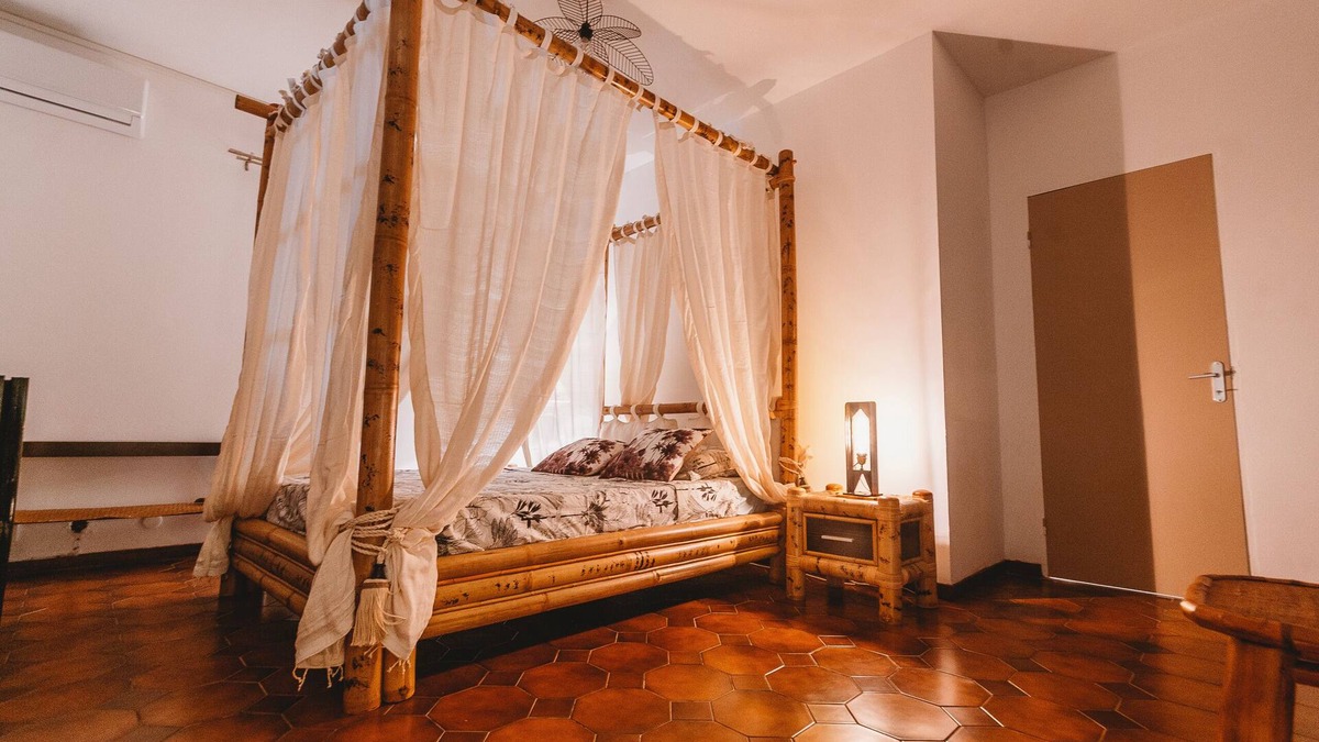 Etang Sale Les Bains Villa | Large villa with pool and billiards near the beach